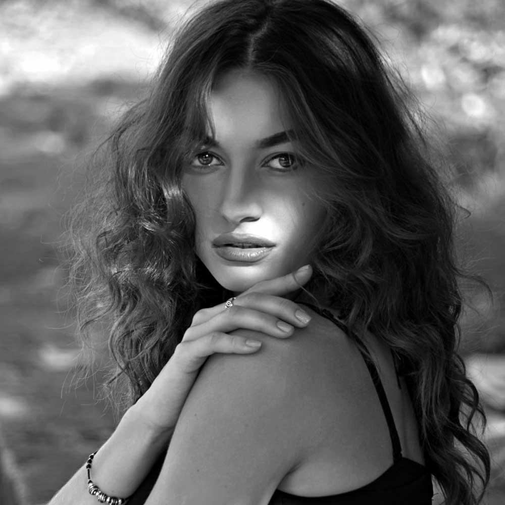 Osya-International-Photomodel-Agency-Cosmopolitan-Vogue-Grazia-Glamour-Elle-Armani-Milan-immagine-evidenza