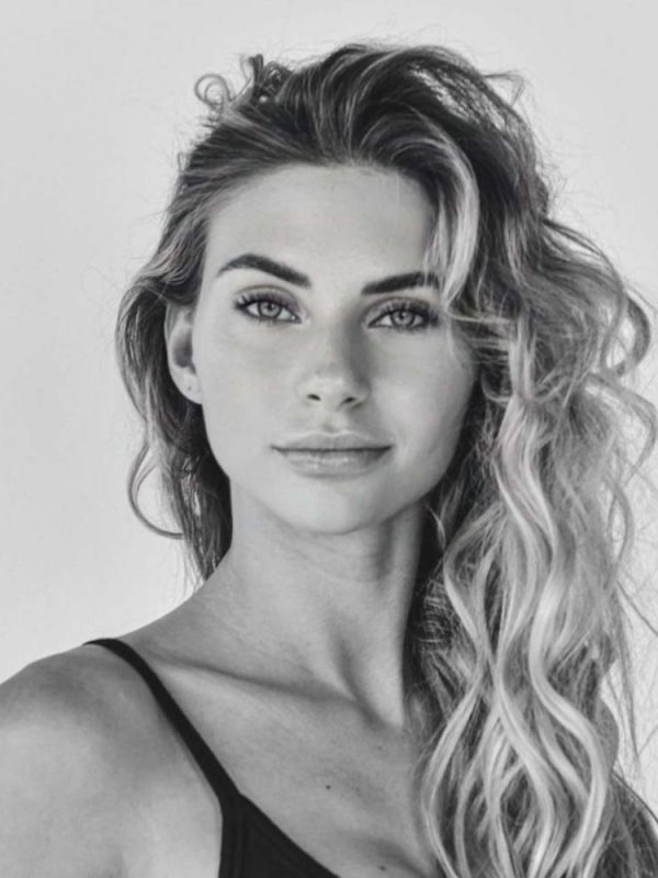 Julia-C-International-Photomodel-Yamamay-Intimissimi-LaPerla-Tezenis-Cosmopolitan-Vogue-Marie-Claire-Grazia-Glamour-Elle-Armani-Rome-profilo-immagine