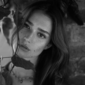 Chiara-R-International-Photomodel-Agency-Cosmopolitan-Vogue-Grazia-Glamour-Elle-Bazaar-Londra-Immagine-Evidenza