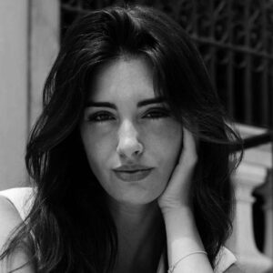 Cova-International-Photomodel-Actress-Over-Model-MilanoFashionWeek-Milan-Vogue-Cosmopolitan-Elle-Bazaar-Bag-Style-Immagine-Evidenza-Parigi