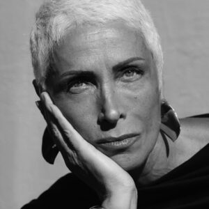 Mara-F-Over-60-Grey-Model-Photomodel-Agency-Cosmopolitan-Vogue-Marie-Claire-Grazia-Glamour-Elle-Bazaar-Parigi-Immagine-Evidenza