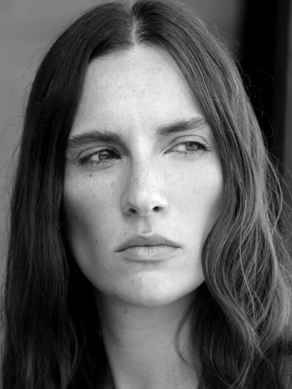 Valentina-B-Actress-Photomodel-Agency-Cosmopolitan-Vogue-Marie-Claire-Grazia-Glamour-Elle-Bazaar-Londra-Immagine-evidenza