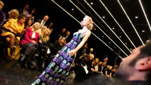 Milano Fashion Week durante una sfilata con modella in passerella